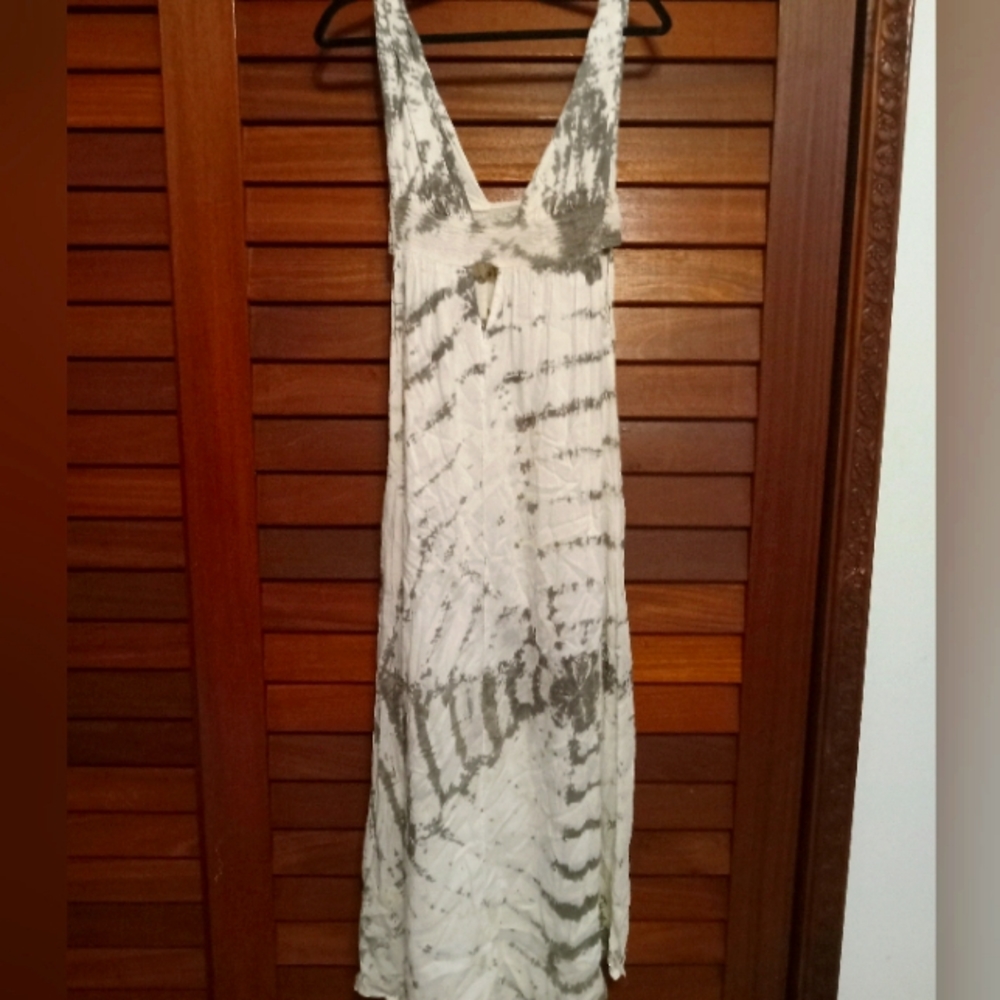 INDAH OFF WHITE AND BLUE MAXI